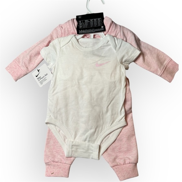 Brand New Nike Three-Piece Baby Set size 3 month - Picture 2 of 3